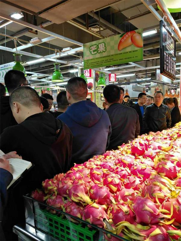 董事长讲解生动化陈列8.jpg 董事长讲解生动化陈列8.jpg