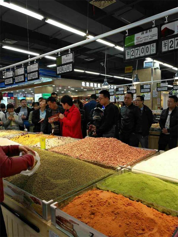 董事长讲解生动化陈列5.jpg 董事长讲解生动化陈列5.jpg