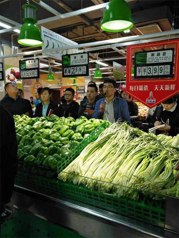 董事长讲解生动化陈列1.jpg 董事长讲解生动化陈列1.jpg