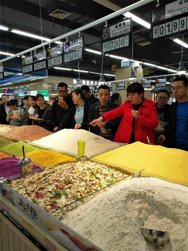 董事长讲解生动化陈列4.jpg 董事长讲解生动化陈列4.jpg