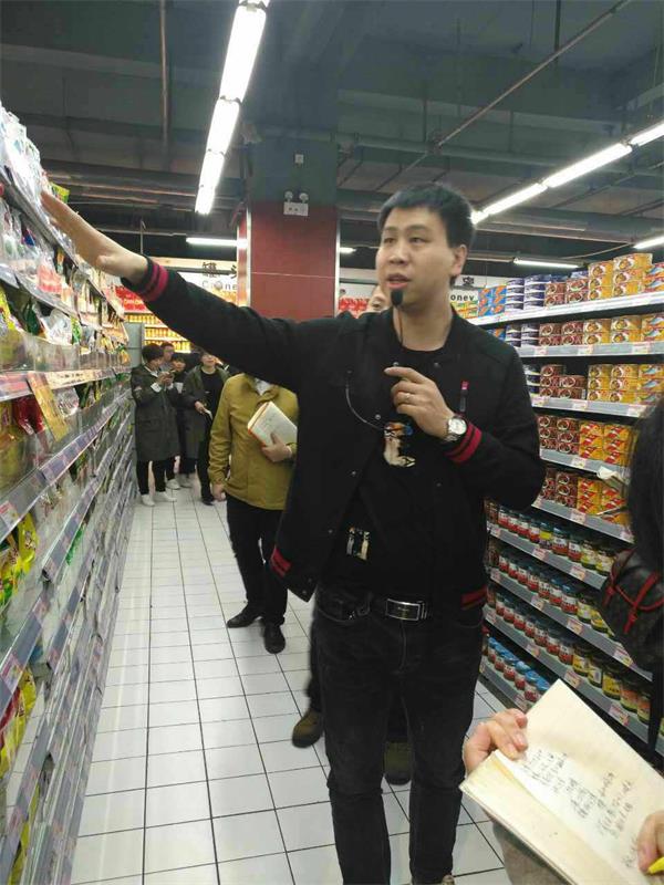 董事长讲解生动化陈列3.jpg 董事长讲解生动化陈列3.jpg