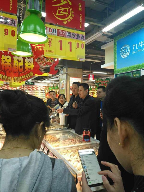 董事长讲解生动化陈列2.jpg 董事长讲解生动化陈列2.jpg