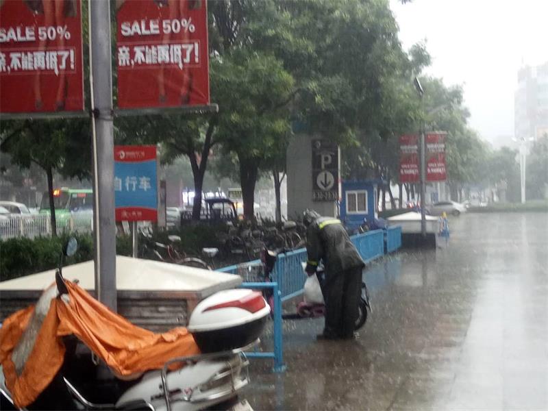 暴雨天凉凉,家家利暖人心1.jpg 暴雨天凉凉,家家利暖人心1.jpg